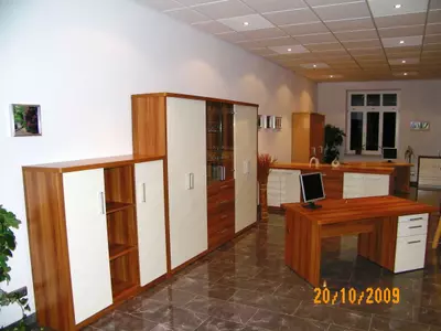 Büroeinrichtung aus melaminbeschichteter Spanplatte im Dekor Merano mit Hochglanzfronten in Platinweiß