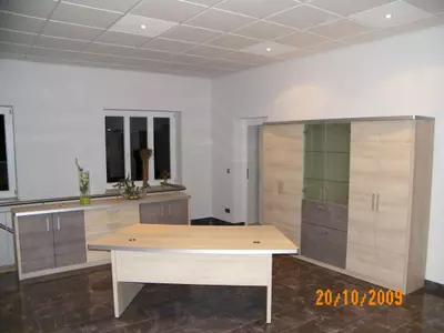 hochwertige Büroausstattung in melaminbeschichteter Spanplatte im Dekor Akazie