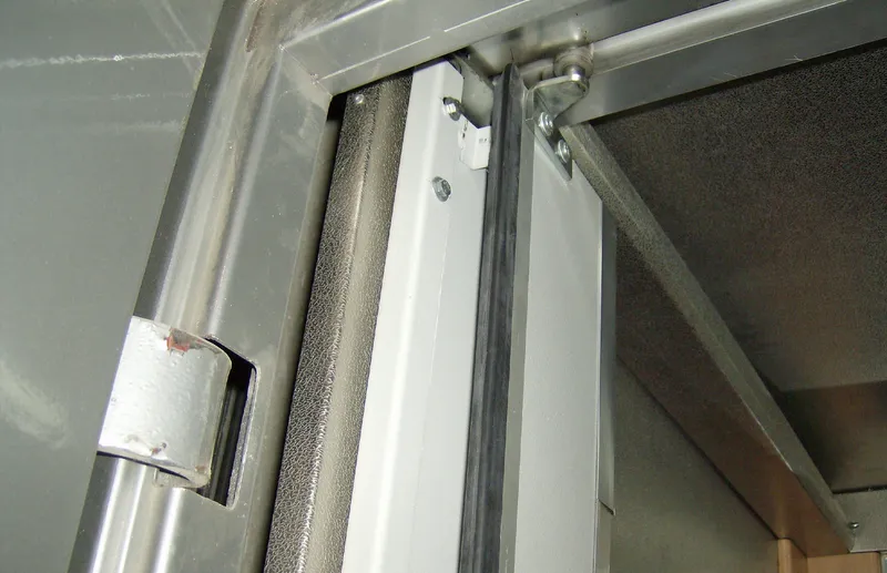 Automatic folding lift doors
