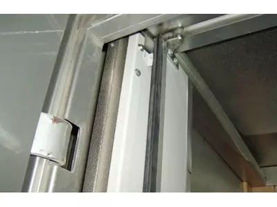 Automatic folding lift doors