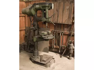 Alte Säulenbohrmaschine