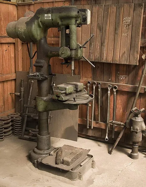Alte Säulenbohrmaschine