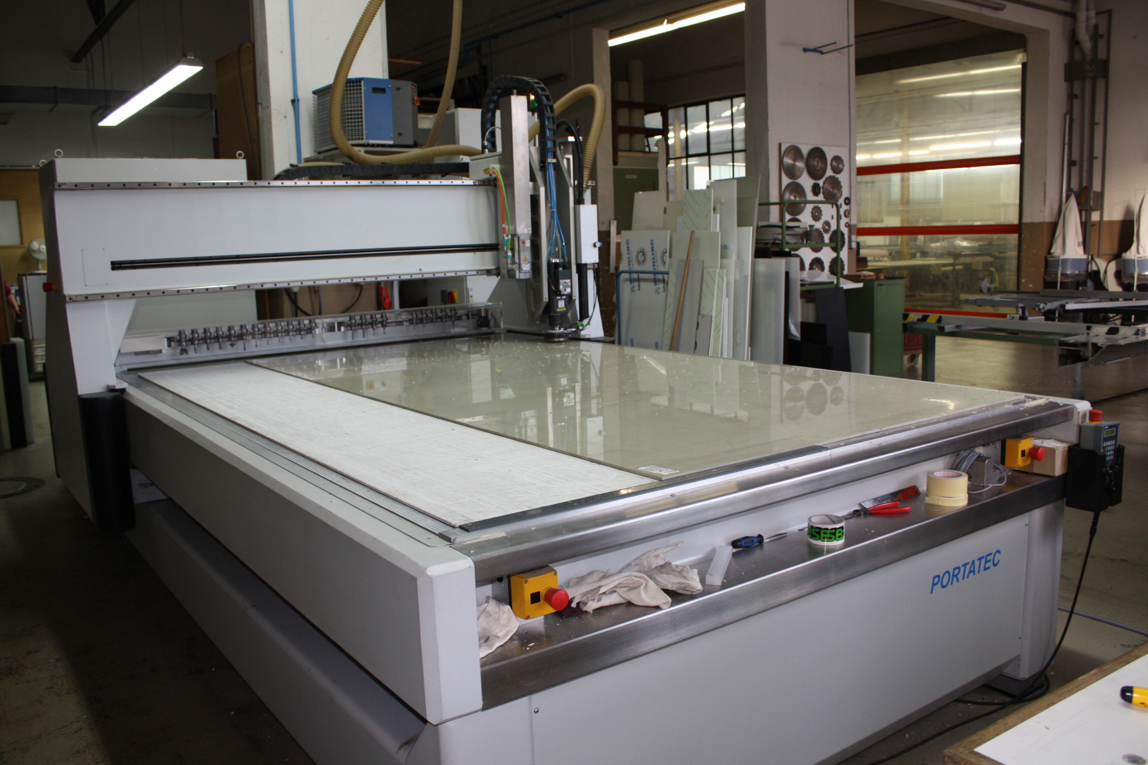Portalfräsmaschine mit Vakuumspannung