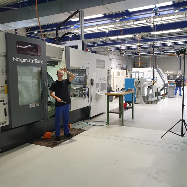 Nakamura WY-250 mit Roboterbestückung und Stangenlader
