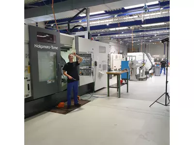 Nakamura WY-250 mit Roboterbestückung und Stangenlader