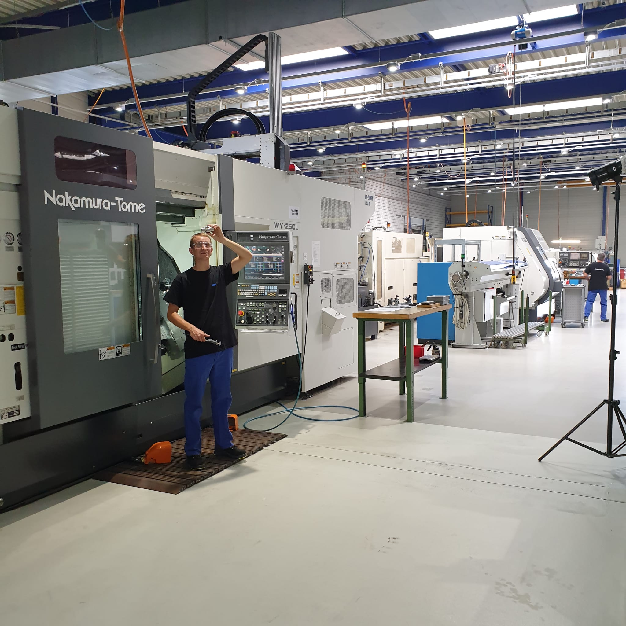 Nakamura WY-250 mit Roboterbestückung und Stangenlader