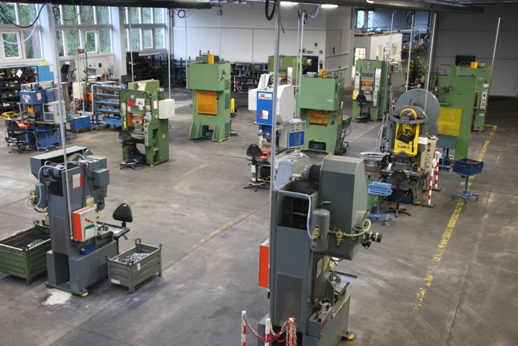 16 Exzenter- und Hydraulikmaschinen von 15 bis 125 Tonnen