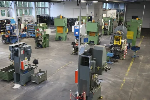 16 Exzenter- und Hydraulikmaschinen von 15 bis 125 Tonnen