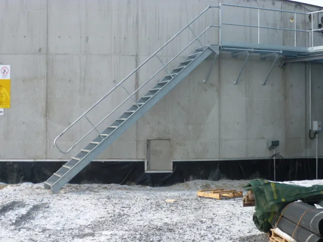 Treppe mit Geländer und Podest