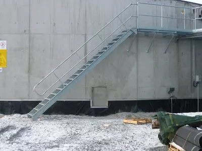 Treppe mit Geländer und Podest