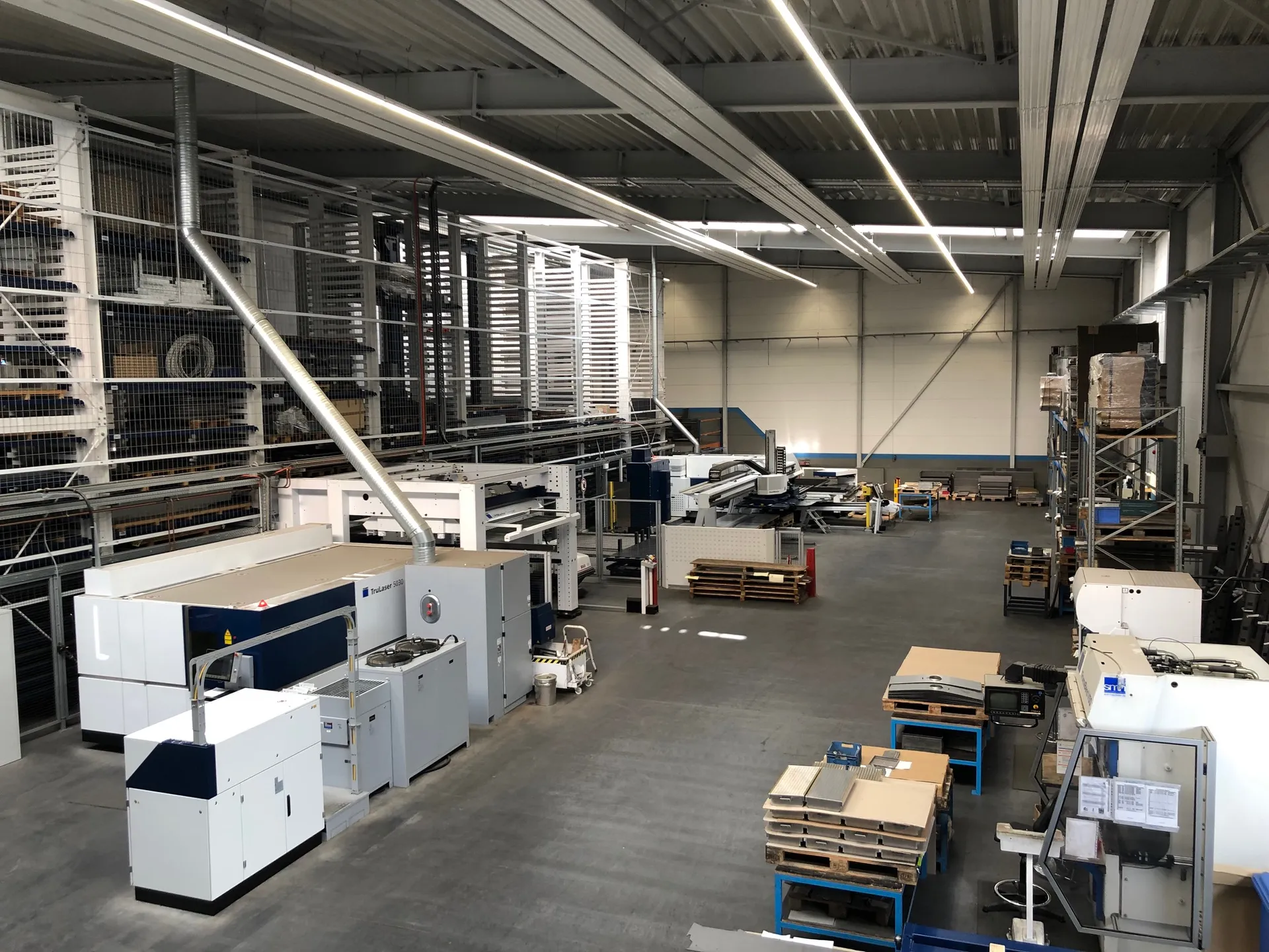 TruLaser L5030 fiber & Trumatic 7000 mit Anbindung an das Hochregallagersystem