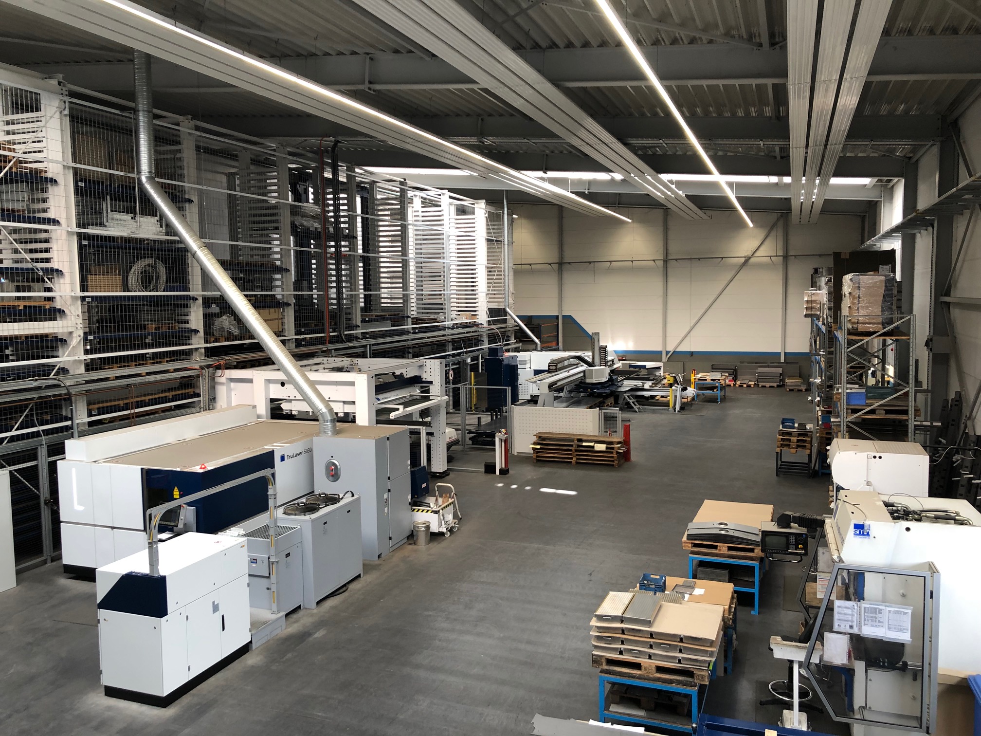 TruLaser L5030 fiber & Trumatic 7000 mit Anbindung an das Hochregallagersystem