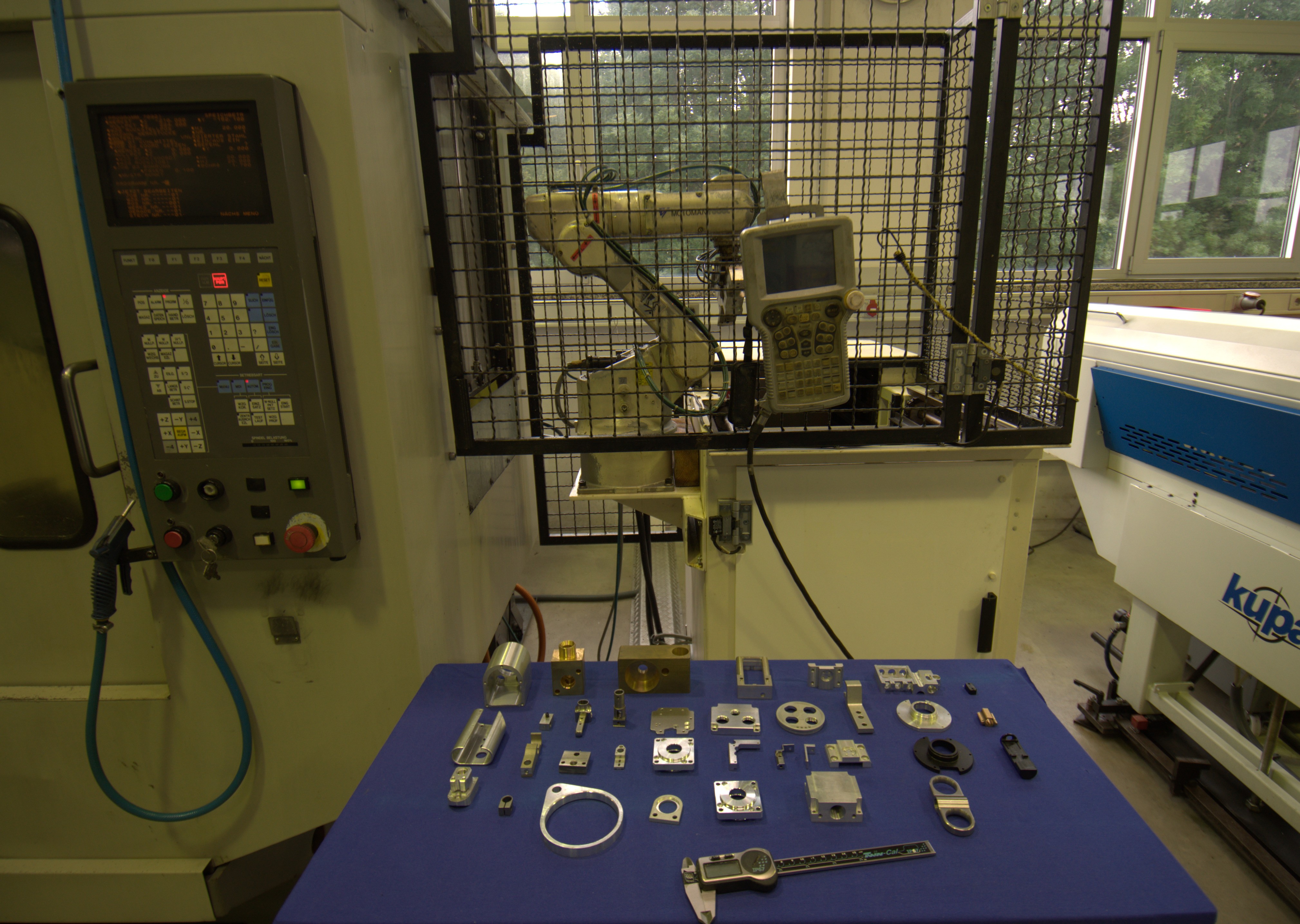 4-Achsmaschine Bearbeitungszentrum mit Beladestation