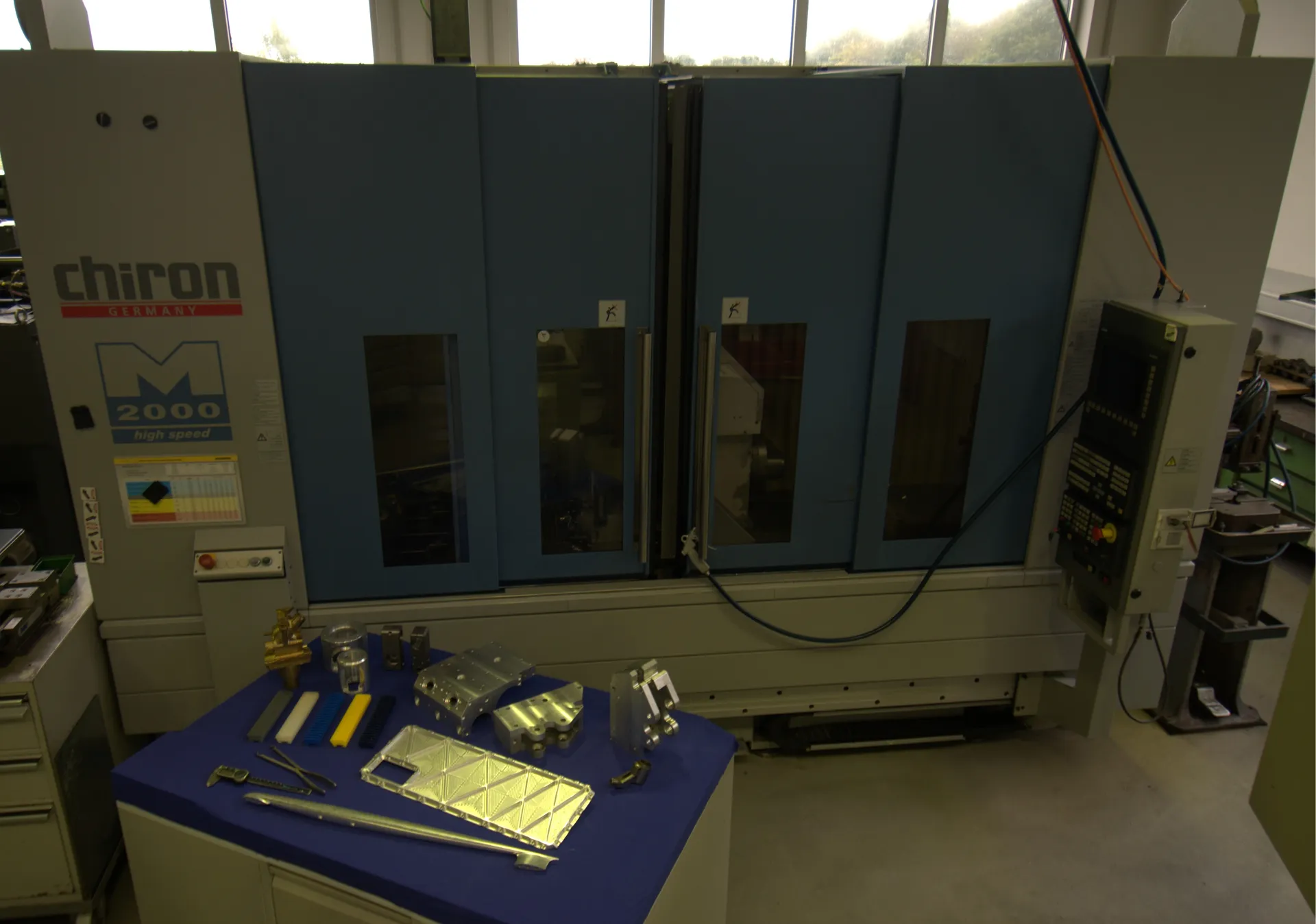5 Achsfräsmaschine mit Schwenkkopf und Rundtisch