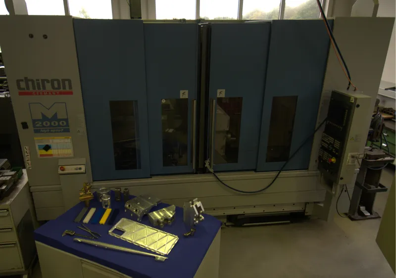 5 Achsfräsmaschine mit Schwenkkopf und Rundtisch 