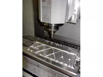 5 Achsfräsmaschine mit Schwenkkopf und Rundtisch 