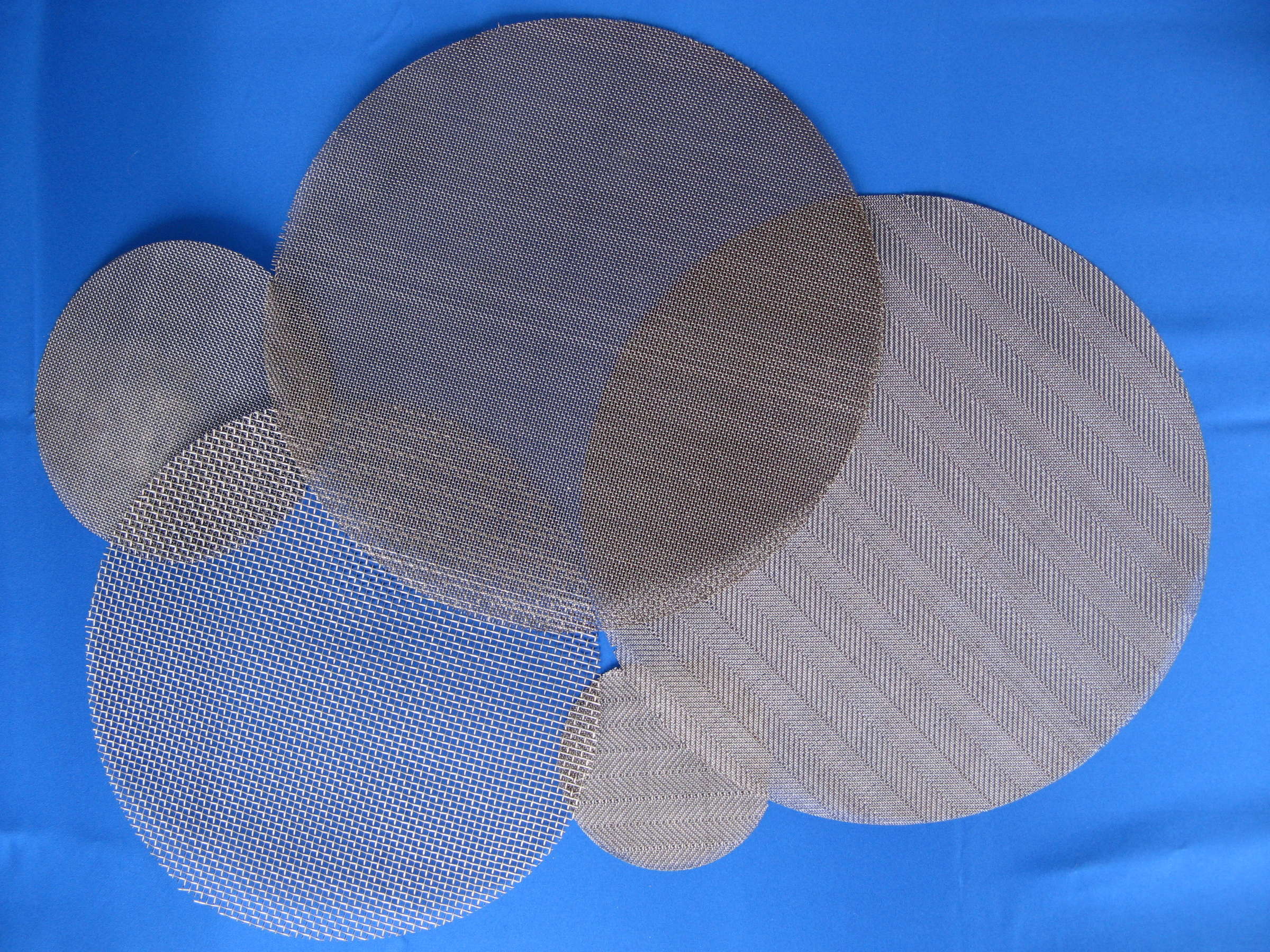 Filter with waved nets