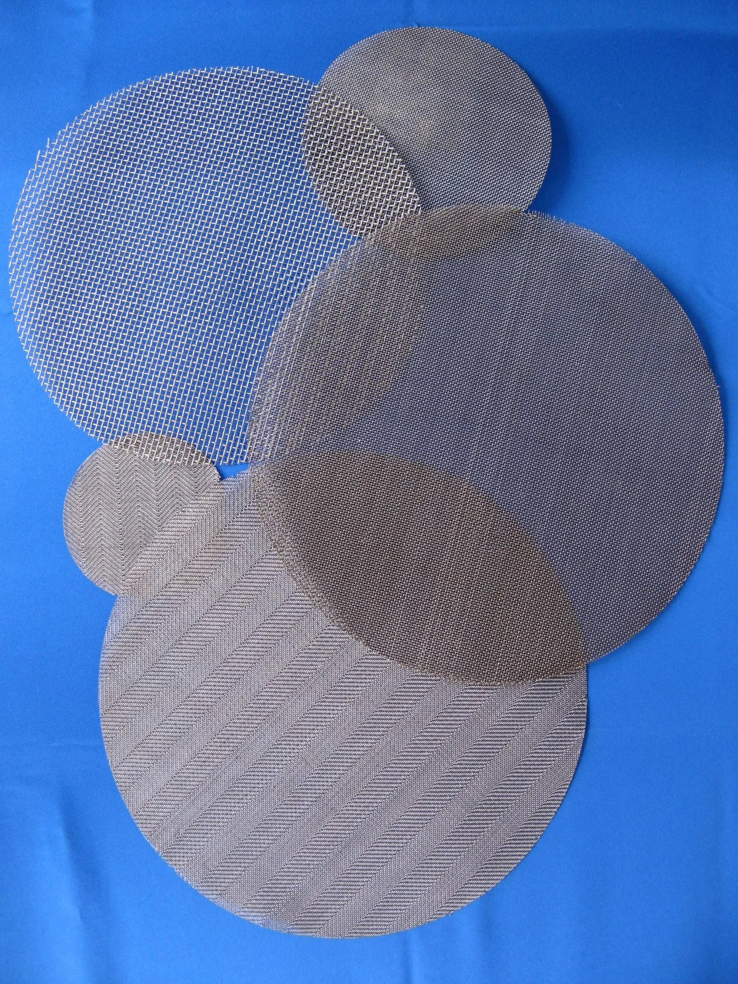Filter with waved nets