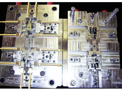 2 Fach Spritzgusswerkzeug mit je 3 Schieber