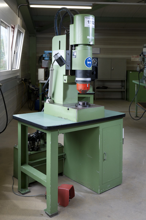 Taumel-Nietmaschine