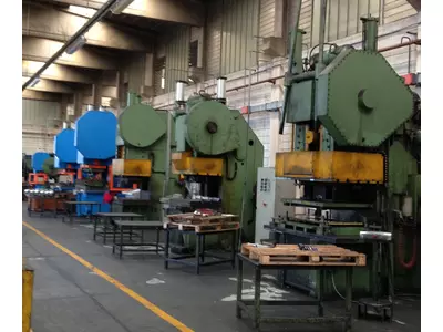 Presse meccaniche da 100 a 400 Ton. / campo lavoro: 1000 x 2000 mm