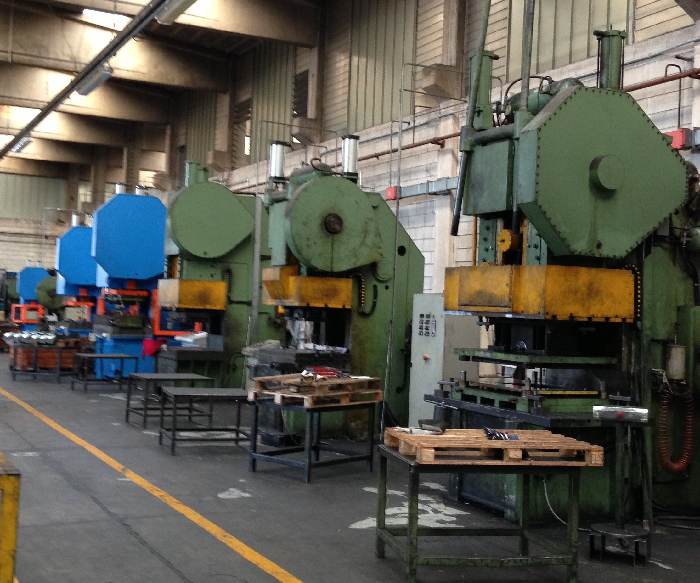 Presse meccaniche da 100 a 400 Ton. / campo lavoro: 1000 x 2000 mm