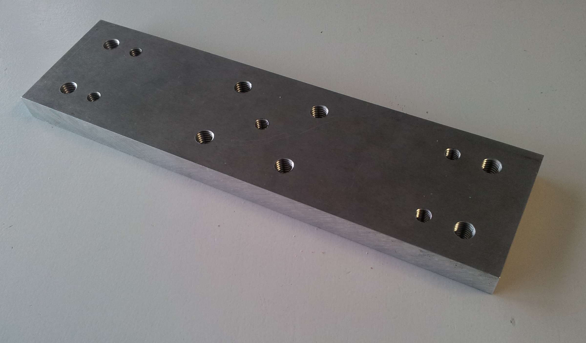 Gewindebohrungen in Aluminiumplatte