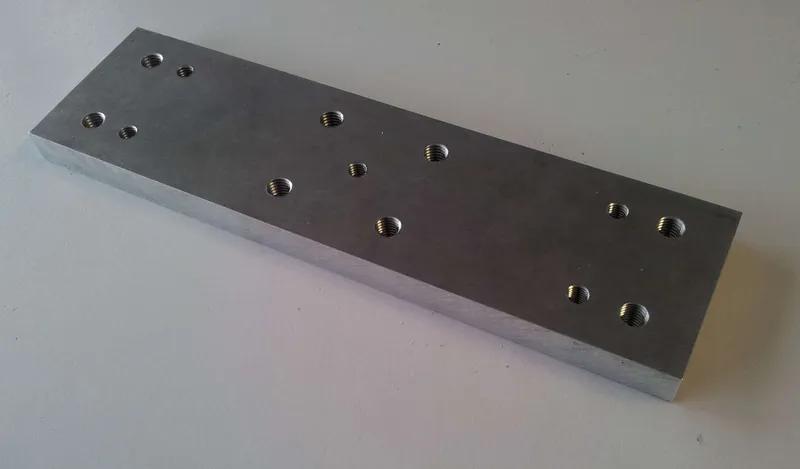 Gewindebohrungen in Aluminiumplatte