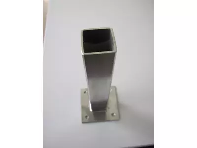 Halter aus Edelstahl als Stütze