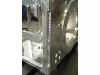 Details einer Schweißarbeit in Aluminium