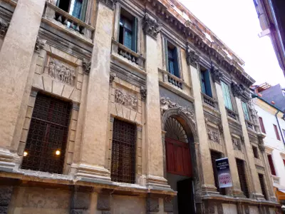 palazzo_valmarana_vicenza_facciata_2009-07-25_f01.jpg