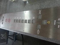 Aufzugtableau mit mehreren Gravuren