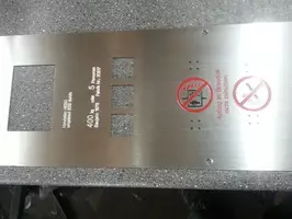 Aufzugtableau mit mehreren Gravuren