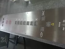 Aufzugtableau mit mehreren Gravuren