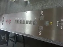 Aufzugtableau mit mehreren Gravuren