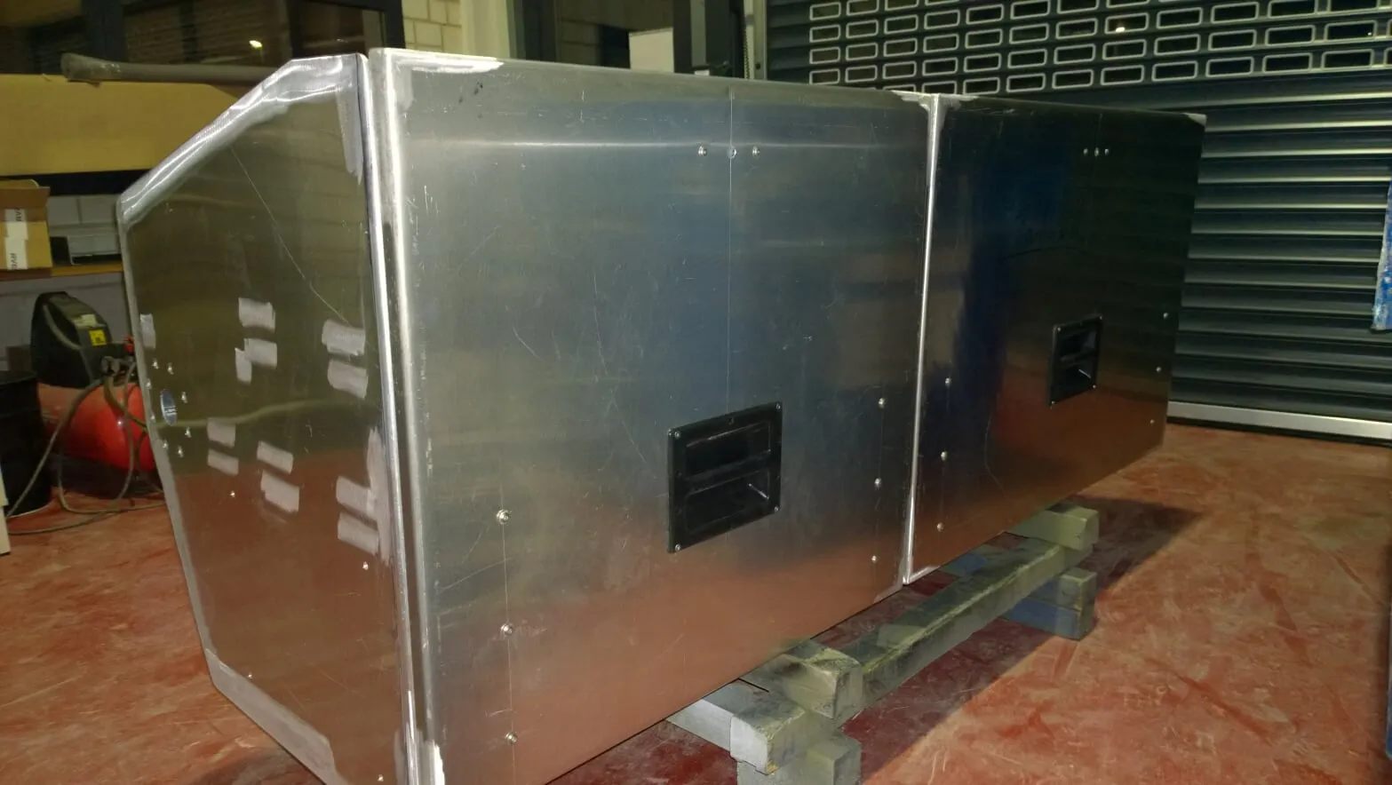Armaturenschrank - Aluminium-Schrank mit zwei horizontal angeordneten Schwing-Türen