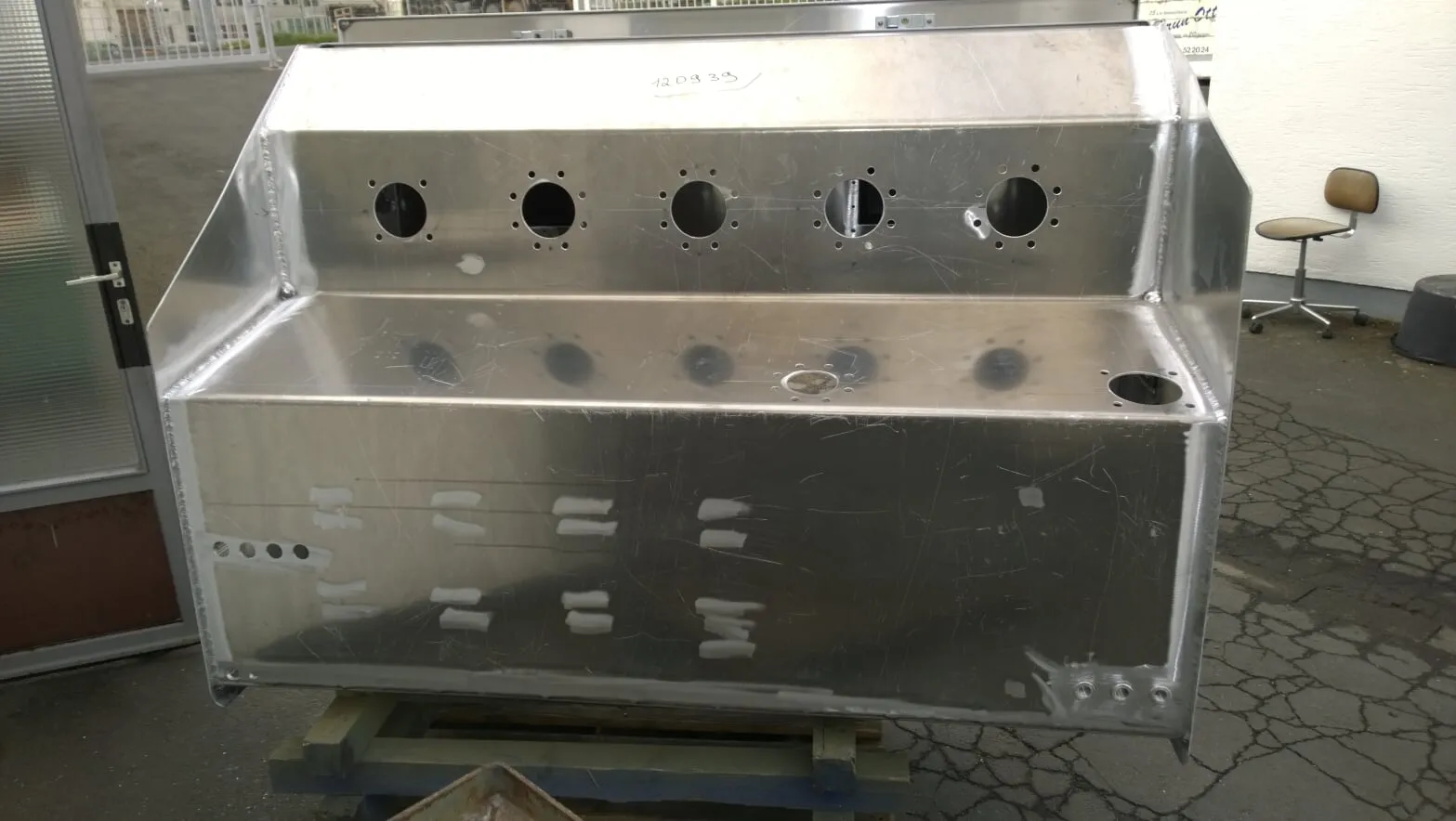 Armaturenschrank - Aluminium-Schrank mit diversen Durchbrüchen