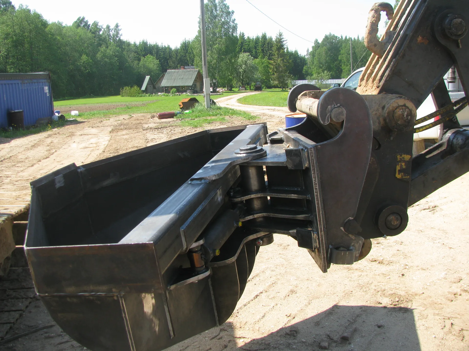 Profiled tilting bucket