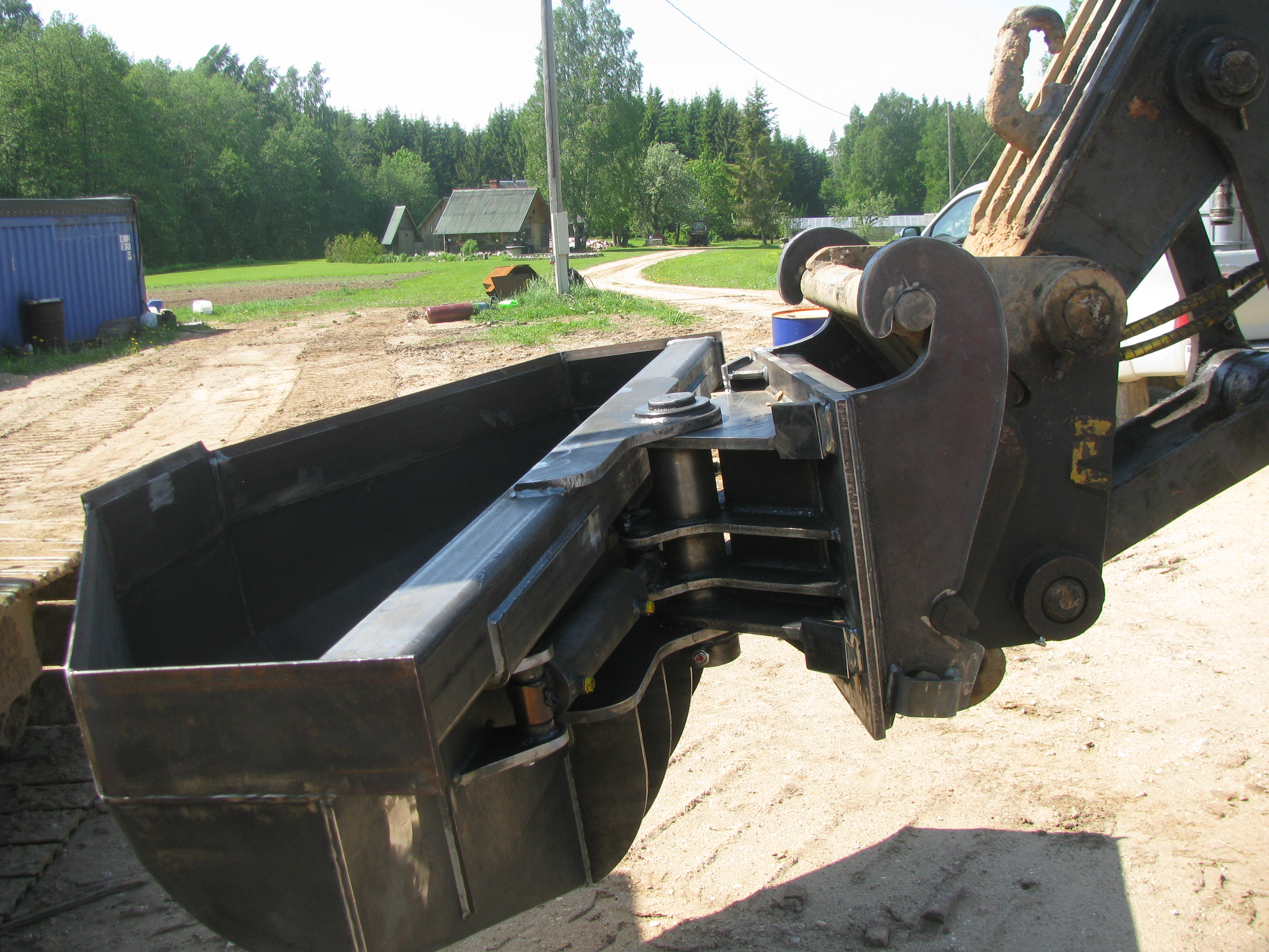 Profiled tilting bucket