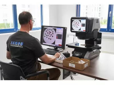 2 Messmaschinen 2D und 3D Messprojektor