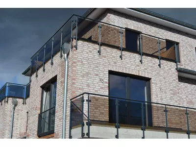 Balkonanlage pulverbeschichtet mit Rauchglas