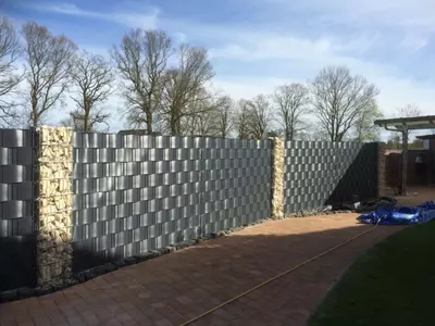 Doppelstabmattenzaun mit Gabionen