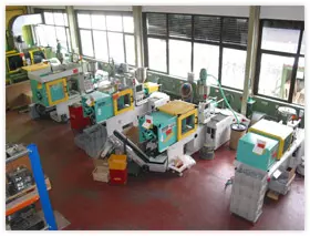 8 Anlagen von Arburg und Milacron