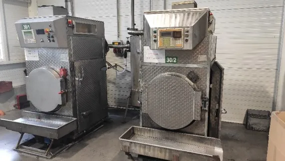 Cryogenic deflashing machine