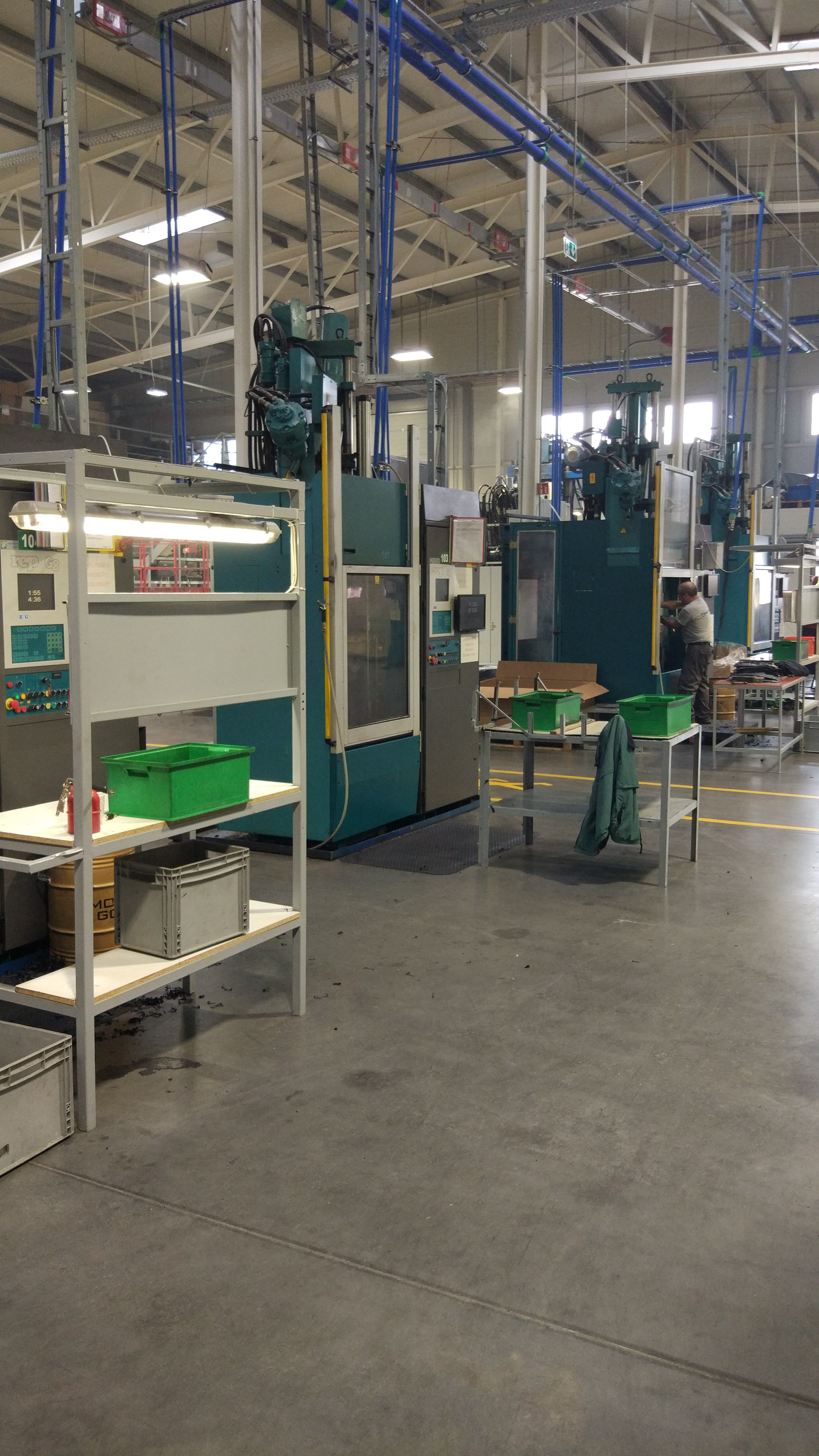 Rubber injection moulding machines different clamping forces