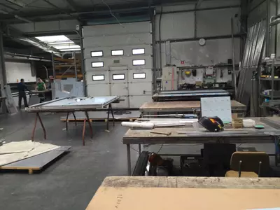 Arbeitsplätze und Kantmaschiene 