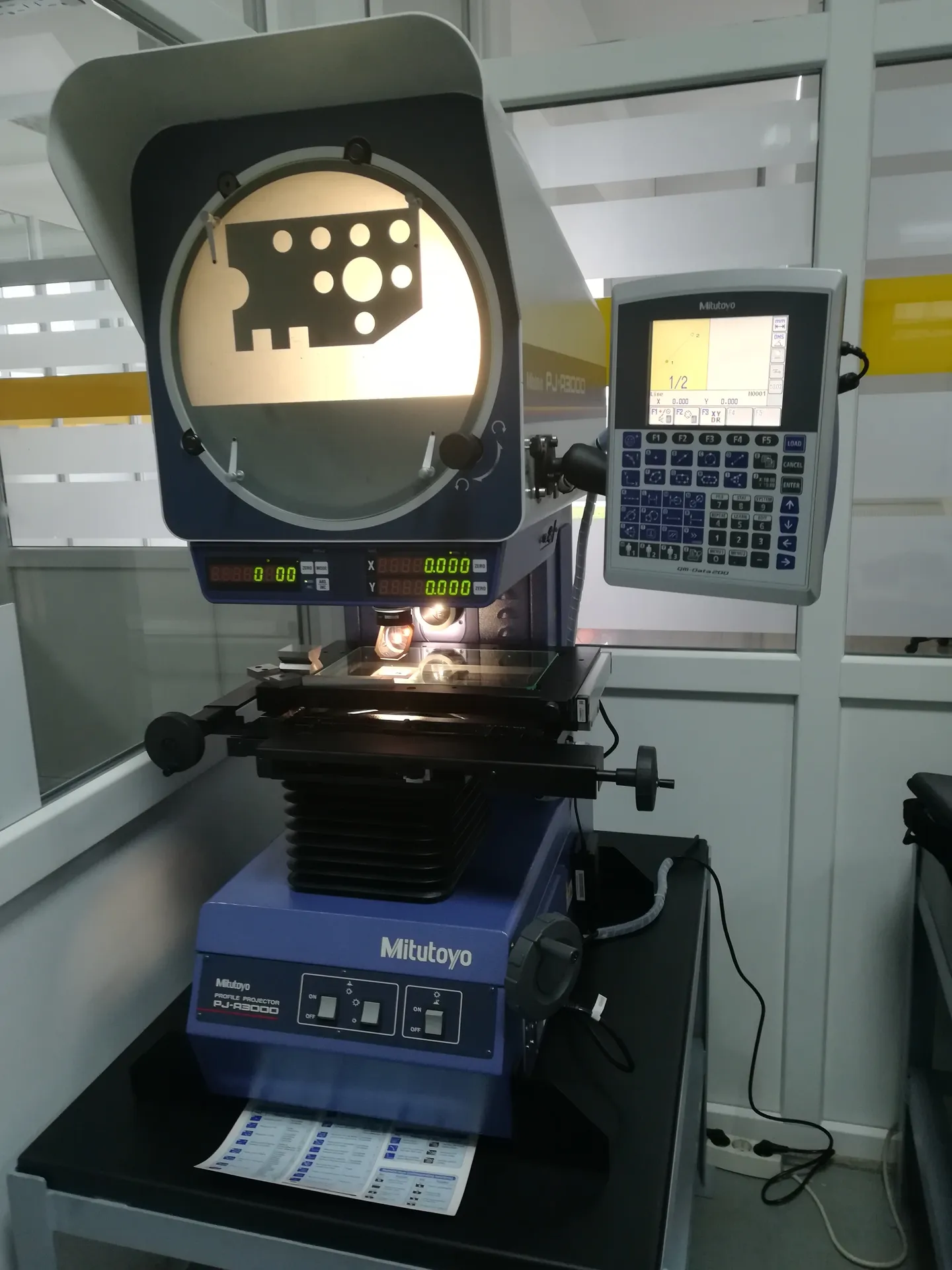 Mitutoyo PJ-A3010-F200 profile projector