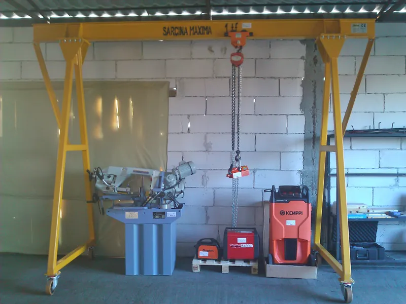 PORTABLE CRANE 