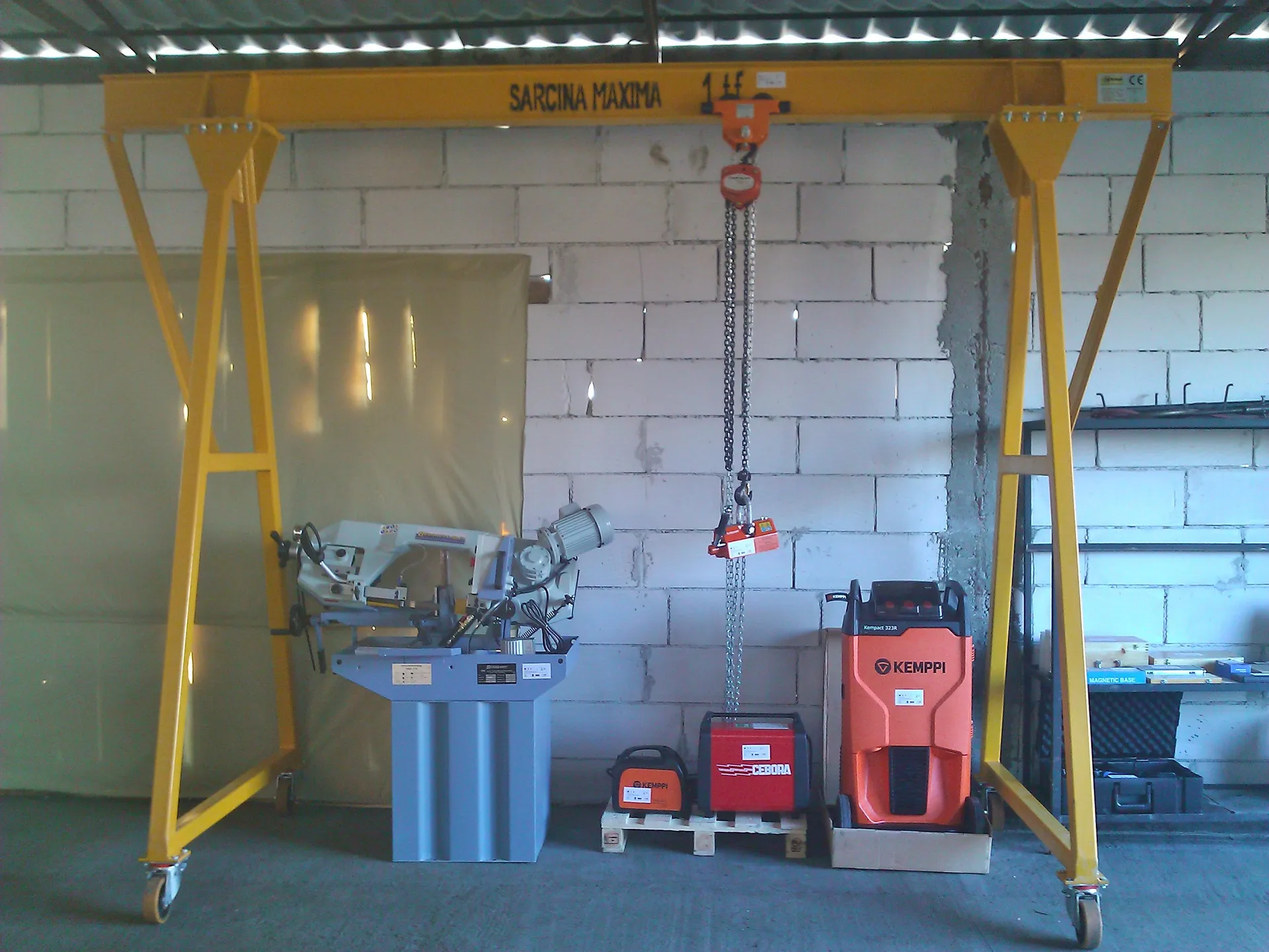 PORTABLE CRANE 