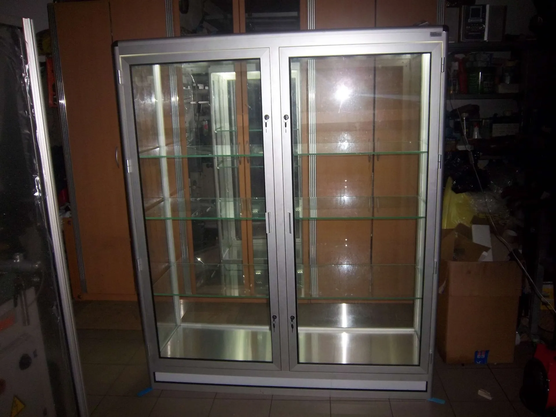 Vitrine mit Einlageboeden